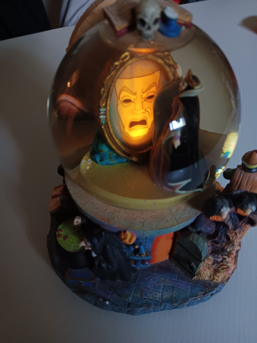 Disney Villains Evil Witch Mirror Mirror Snow Globe Preowned Sound WorksLightsup